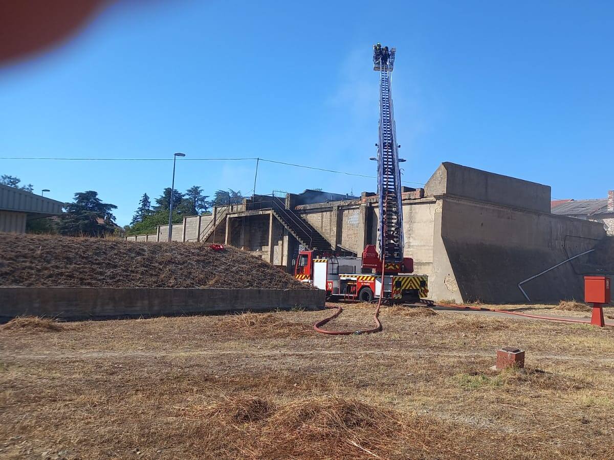Calcinada la nave donde se ubica la galería de tiro de la Fábrica de Armas de Palencia