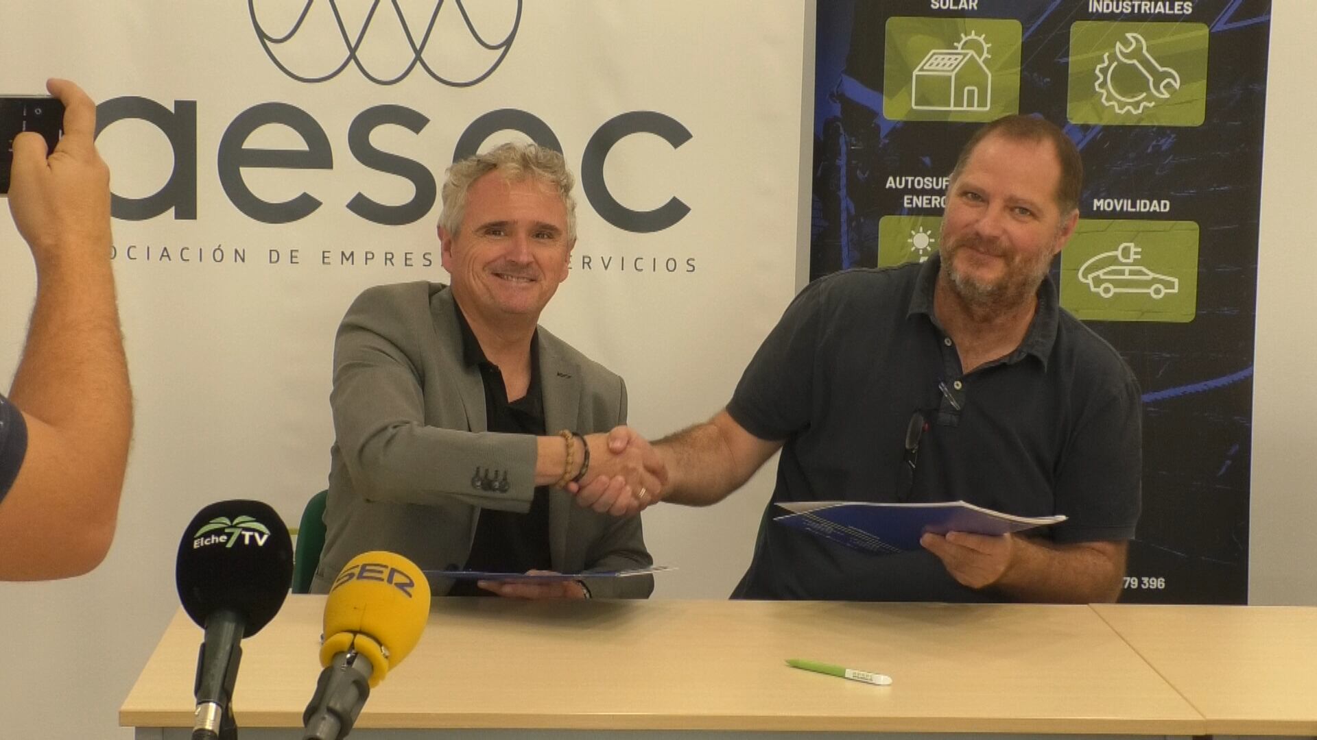 Firma del acuerdo entre Antonio Andreu, presidente de AESEC, y Demetrio López, gerente de Demesol.