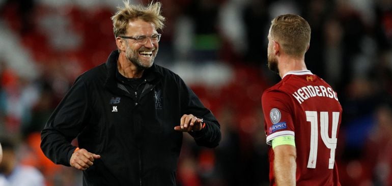 Jurgen Klopp y Jordan Henderson celebran la clasificación del Liverpool a la fase de grupos de la Champions League.