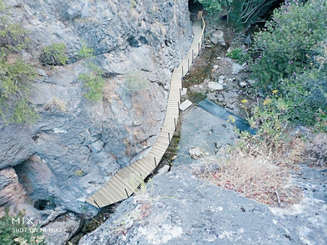 Vista general de la pasarela sobre el rio Cuadros