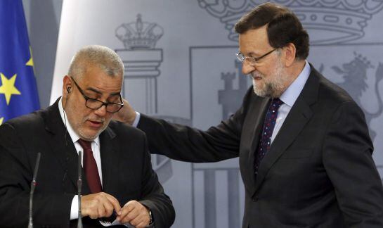 El presidente del Gobierno, Mariano Rajoy (d), conversa con su homólogo marroquí, Abdelilah Benkirán (i), a su llegada a la rueda de prensa conjunta ofrecida con motivo de la XI Reunión de Alto Nivel hispano-marroquí