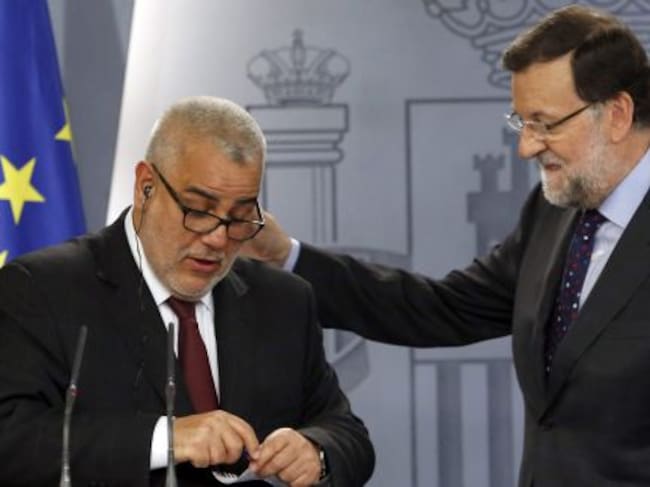 El presidente del Gobierno, Mariano Rajoy (d), conversa con su homólogo marroquí, Abdelilah Benkirán (i), a su llegada a la rueda de prensa conjunta ofrecida con motivo de la XI Reunión de Alto Nivel hispano-marroquí
