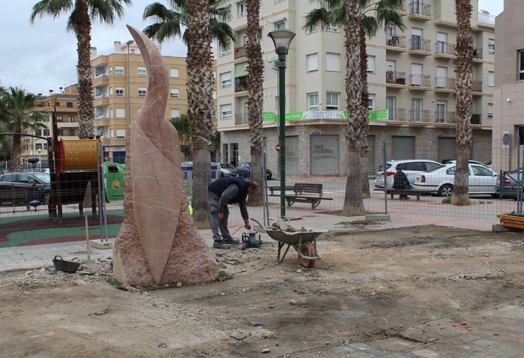 Retirada de la escultura en Novelda
