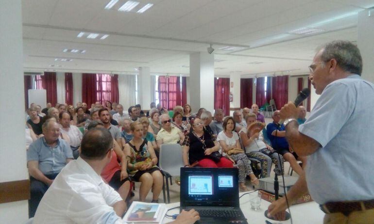 Reunión de los arquitectos con los vecinos del barrio granadino de Santa Adela que va a ser rehabilitado