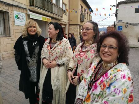 Nieves Herrero conversa con varias de las aguederas de la fiesta de Zamarramala