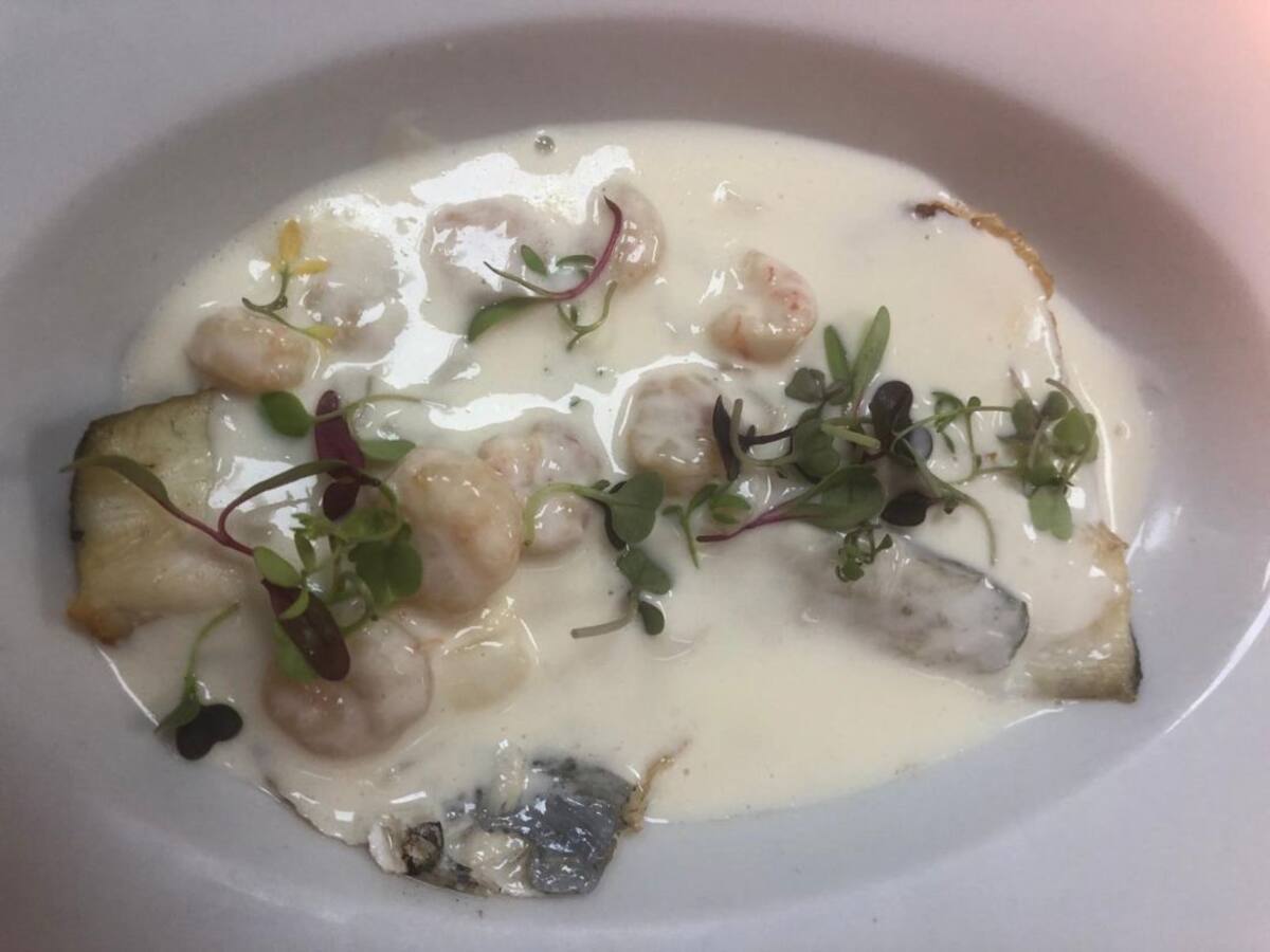 Dorada con salsa de cava y gambas