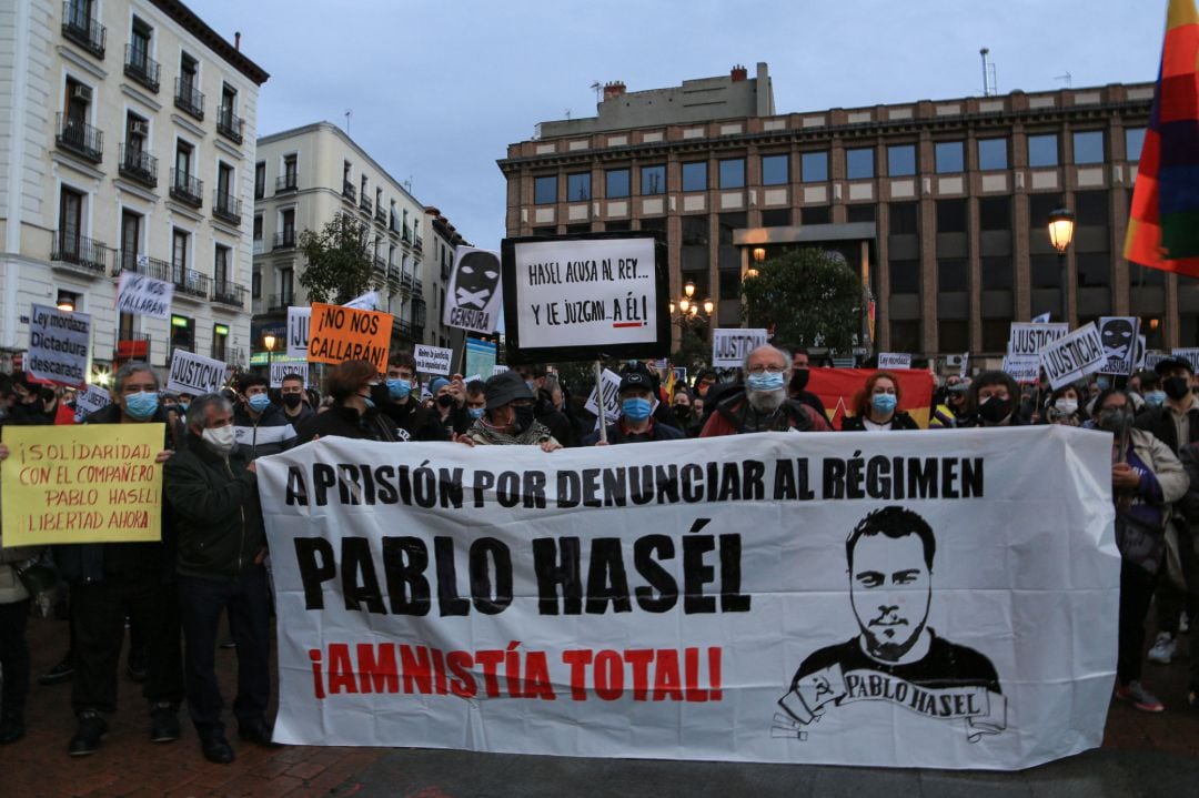 Varias personas participan en una manifestación contra el encarcelamiento del poeta y rapero Pablo Hasel, en Madrid