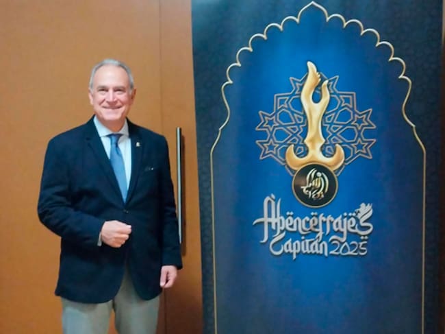 Indalecio Carbonell junto a su heráldica, al inicio del acto