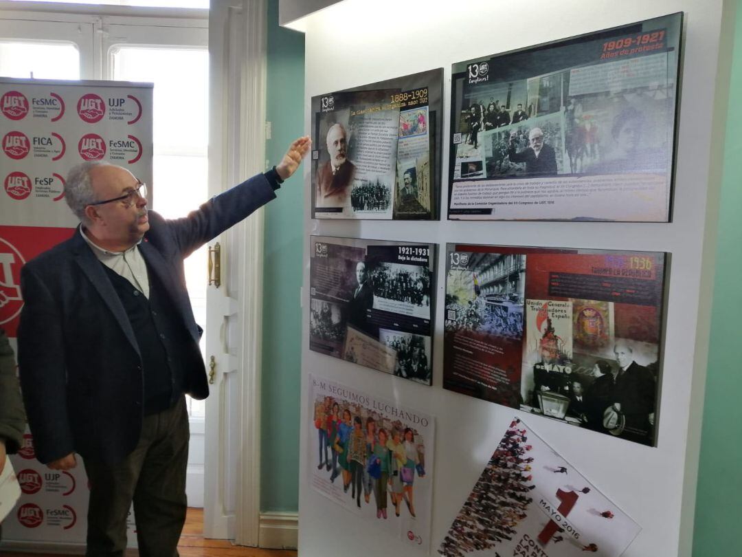 Ángel del Carmen, secretario provincial de UGT, ante uno de los paneles de la exposición que conmemora los 130 años de vida del sindicato