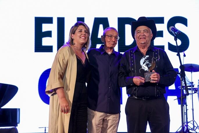 El sonero cubano Elíades Ochoa recibe el premio del festival La Mar de Músicas