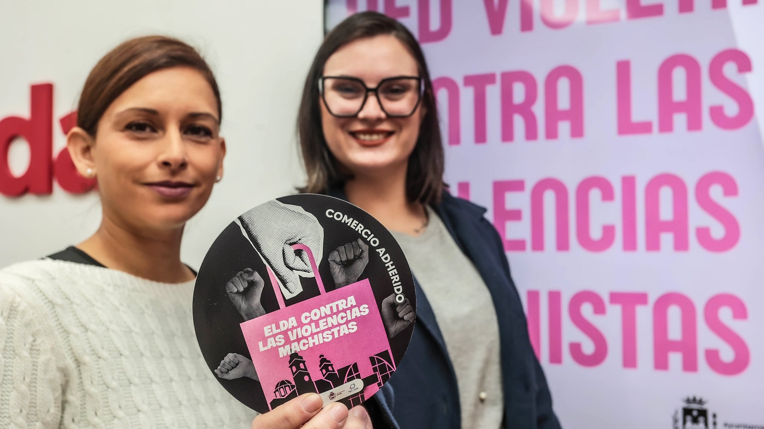 Silvia Ibáñez, concejala de Comercio y Mercados de Elda; ha presentado junto a María Gisbert, concejala de Igualdad; la &quot;Red Violeta&quot;