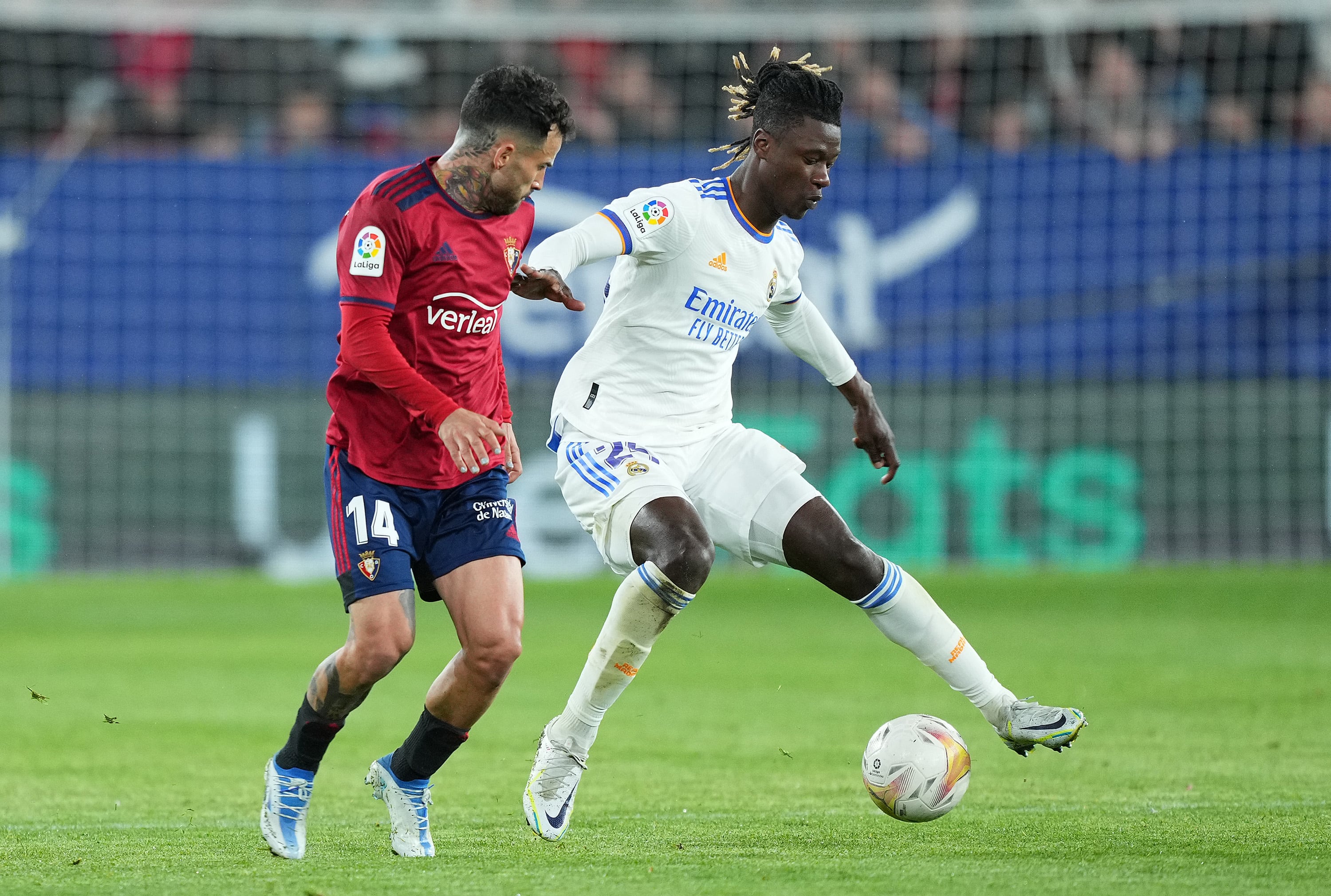 Camavinga regatea a Rubén García, durante el partido ante Osasuna