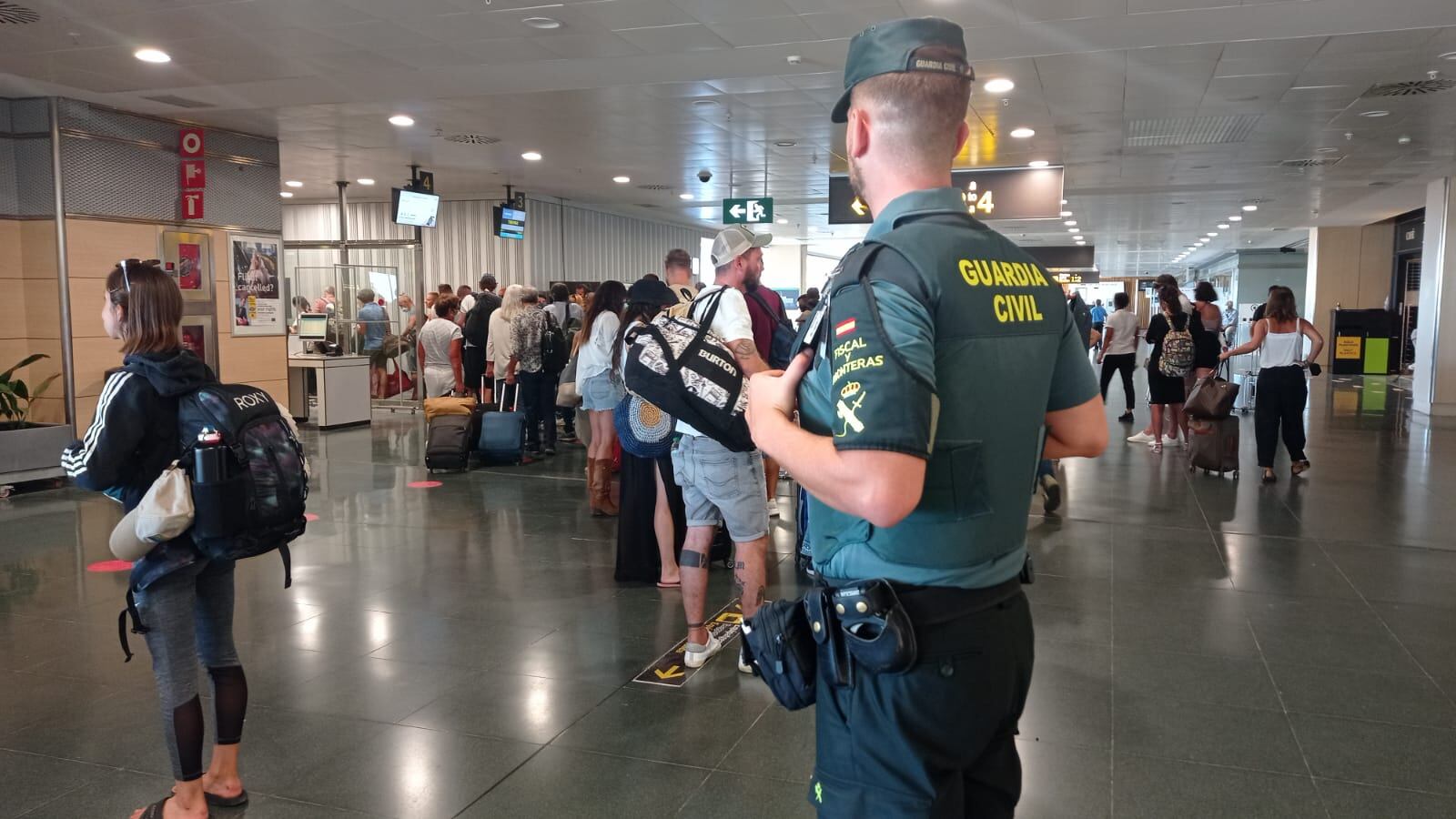 Un agente de la Guardia Civil en el aeropuerto