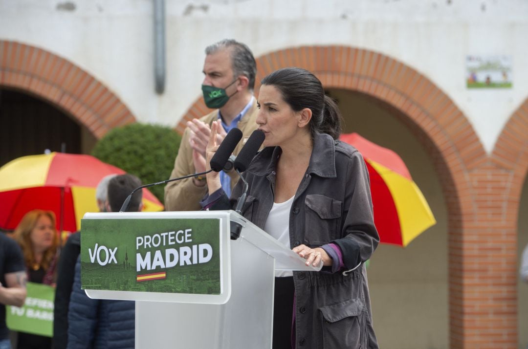 La candidata de Vox a la Presidencia de la Comunidad de Madrid, Rocío Monasterio, acompañada del secretario general de la formación, Javier Ortega Smith (i), interviene durante un acto de precampaña en la plaza de la Constitución del Ayuntamiento de Pinto