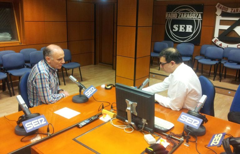 Ángel Martín González en los estudios de Radio Zaragoza