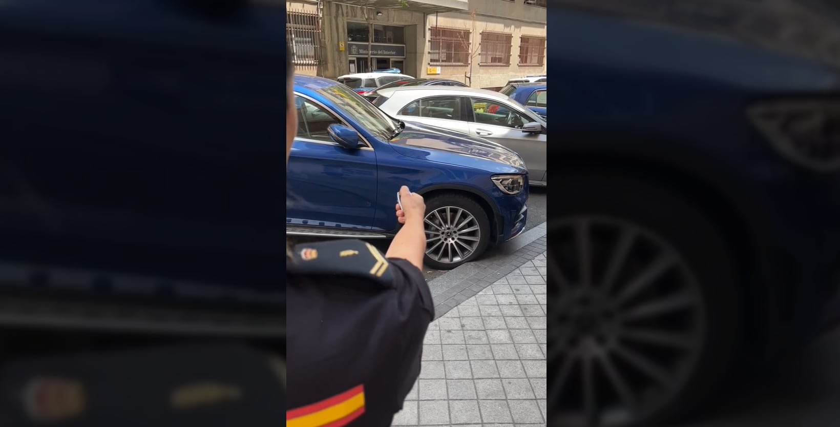 La agente de la policía cerrando el coche.