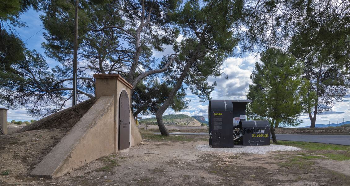 Exterior del refugio antiaéreo, junto con una de las cinco estructura de hierro