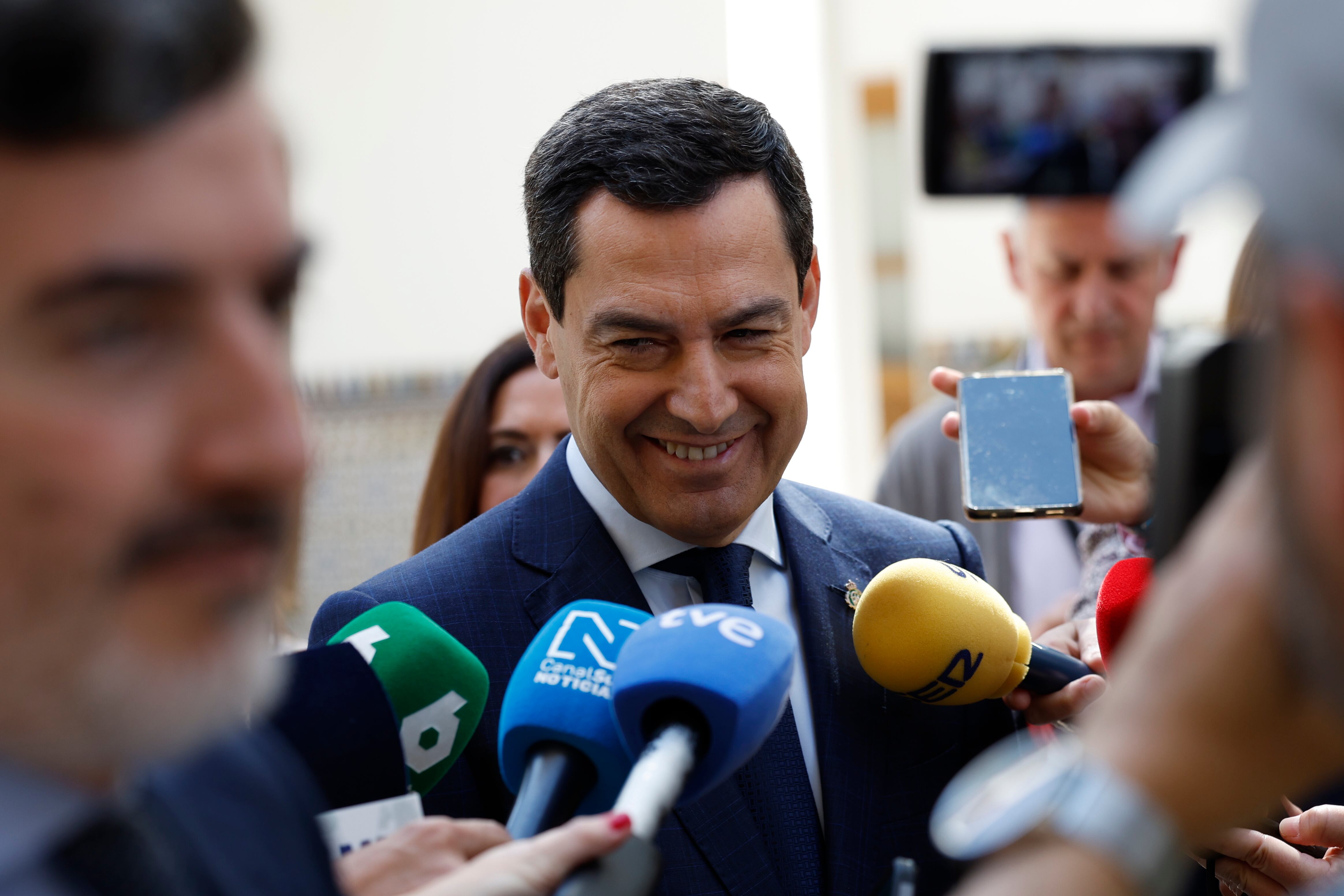 El presidente de la Junta de Andalucía, Juanma Moreno, a su llegada al Parlamento andaluz que celebra un pleno ordinario y la sesión de control al Ejecutivo en una imagen de archivo