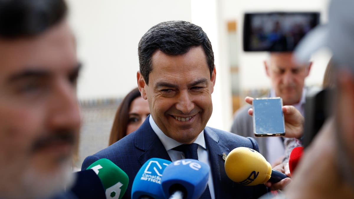 Juanma Moreno presenta este lunes en Sevilla su primer libro, 'Manual de convivencia. La vía andaluza'