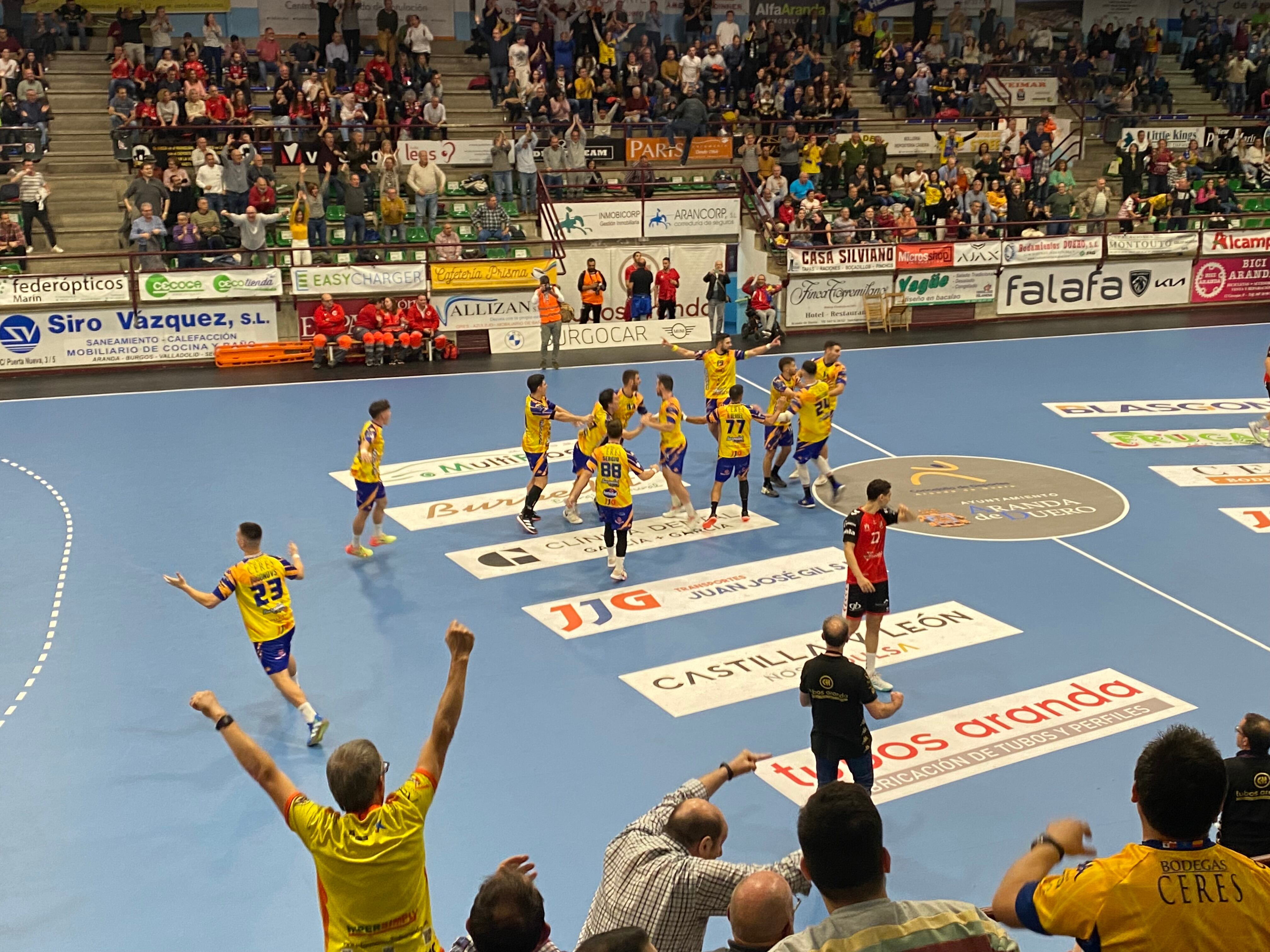El pabellón vibró con el final de partido
