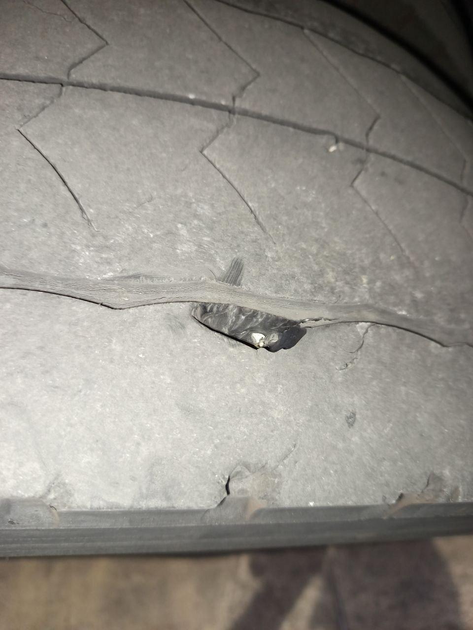 Rueda en mal estado en uno de los autobuses que, según el comité de empresa ha salido este lunes circular