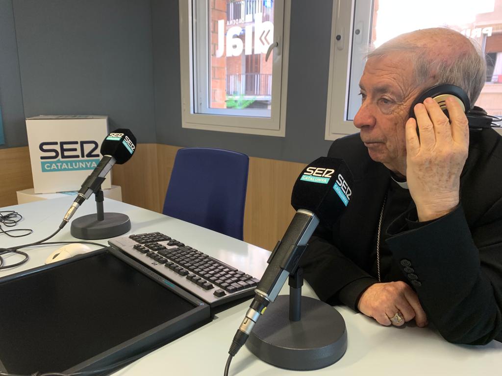 Un moment de l&#039;entrevista als estudis de Ràdio Lleida al bisbe de Lleida, Salvador Giménez.