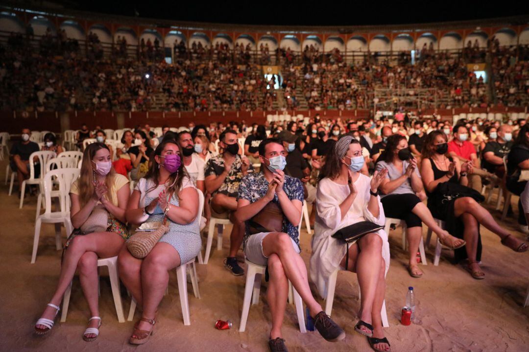 Varias personas del público asisten al concierto de Fangoria en la Plaza de Toros de Toledo