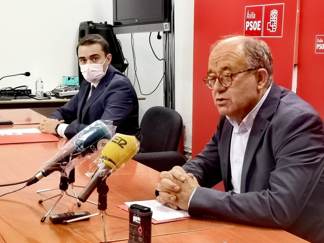 El secretario provincial del PSOE, Jesús Caro, presenta los PGE en Ávila