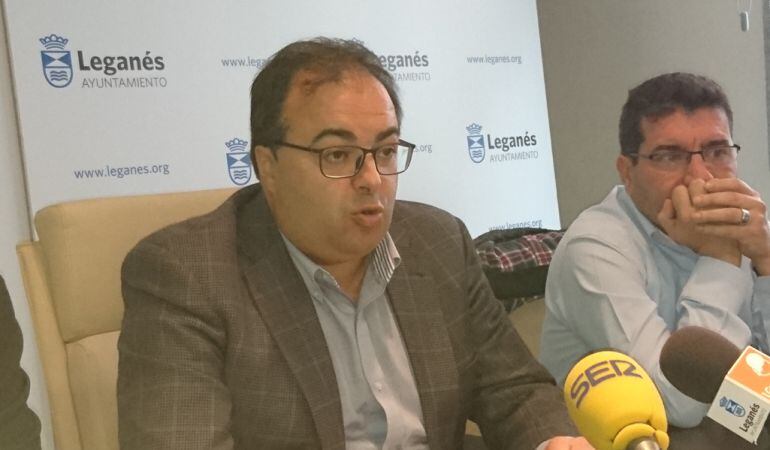 El alcalde de LEganés, compareciendo en rueda de prensa esta martes