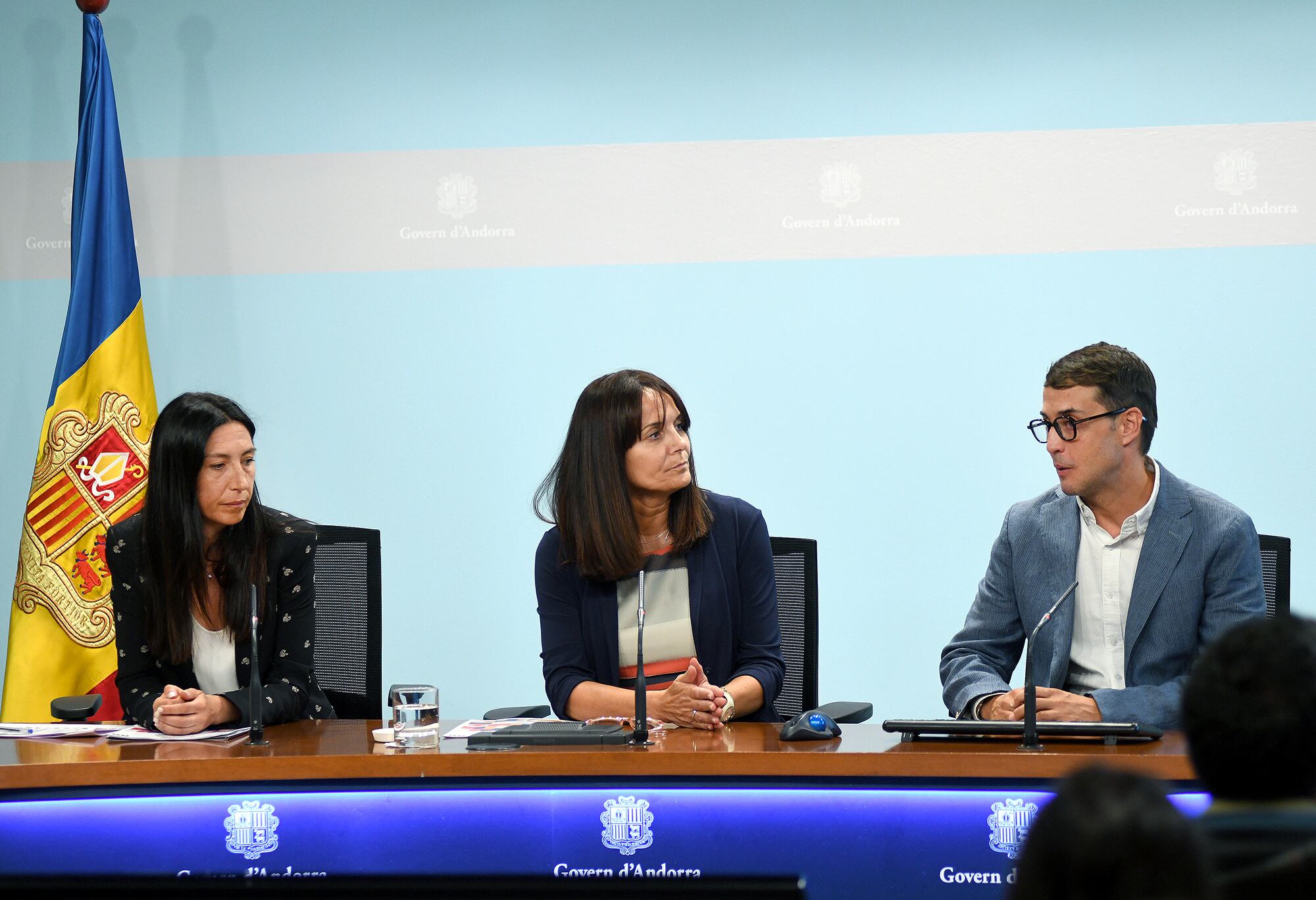 La representant dels comuns, Eva Choy; la ministra de Cultura, Joventut i Esports, Mònica Bonell i el cap d’àrea d’Acció Cultural, Joan-Marc Joval.