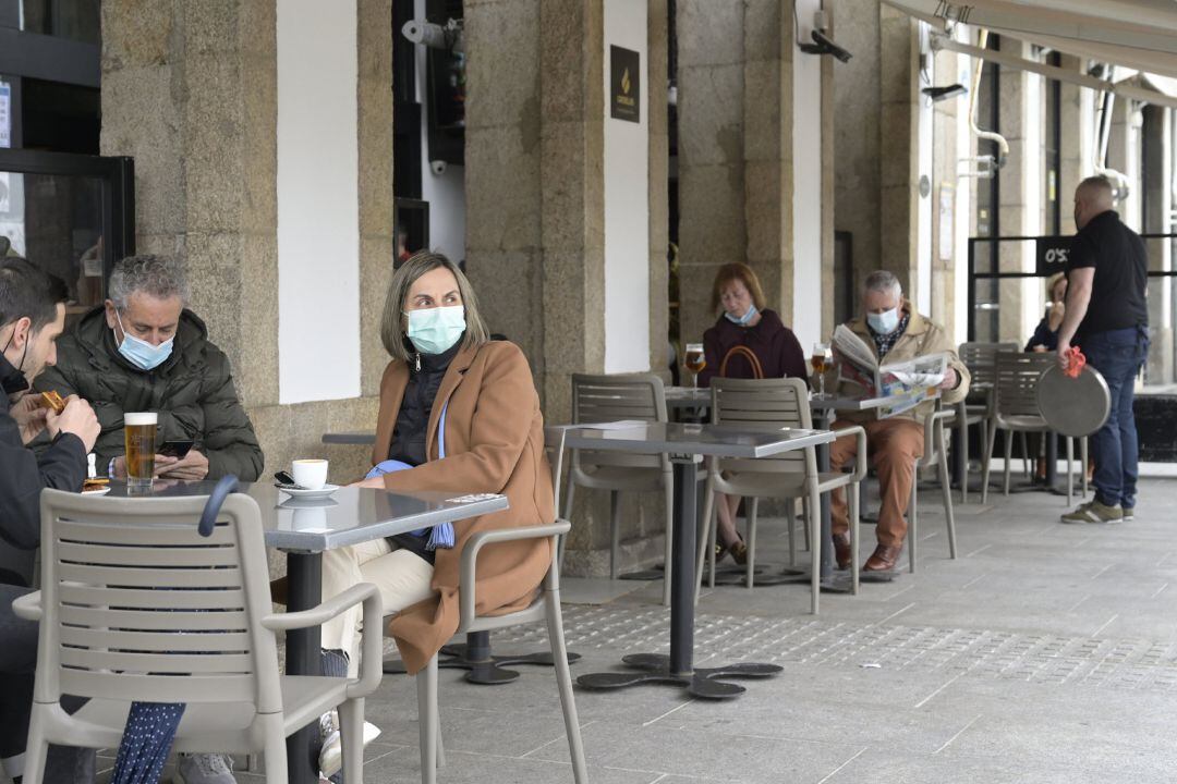 Varias personas en la terraza de un restaurante