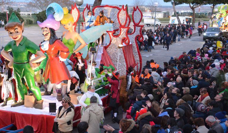 Las vistosas carrozas de la Cabalgata arrancarán desde la calle María Moliner cargadas de caramelos y protagonizadas por numerosos colectivos locales, así como SS.MM de Oriente