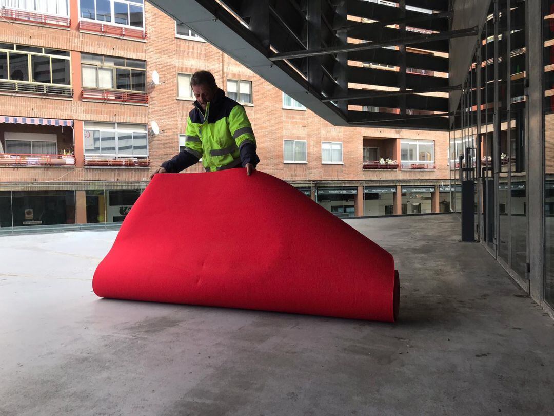 Preparativos para la alfombra roja de la Semana de Cine de Medina del Campo