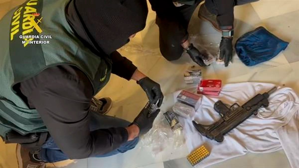 La Guardia Civil ha intervenido dos armas en esta operación, una de ellas de guerra