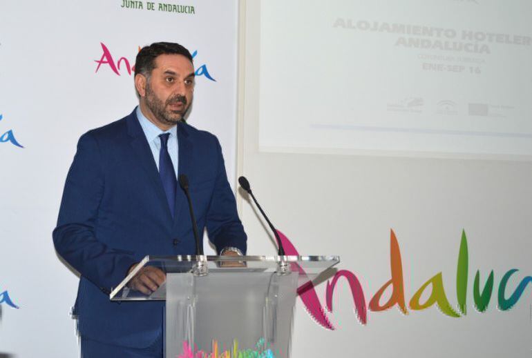 El consejero de Turismo, Francisco Javier Fernández, durante la rueda de prensa de balance de los datos turisticos del verano