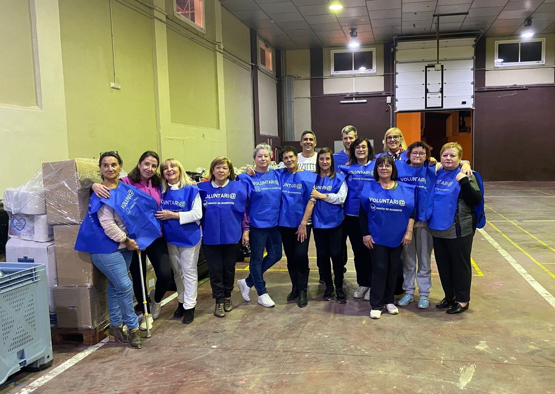 La alcaldesa de Binéfar, Patricia Rivera, con los voluntarios. Foto: Ayuntamiento de Binéfar