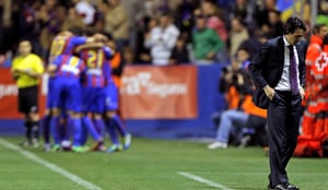 Los jugadores del Levante se arremolinan en torno a Roger para celebrar el tanto