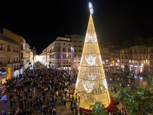 MÁLAGA, 24/11/2023.- Vista de la Plaza de la Constitución y de la calle Larios de Málaga hoy viernes en la inauguración del alumbrado navideño, que este año cuenta con mas de 2,2 millones de puntos de luz led en 80 calles, plazas y glorietas del centro histórico. Cada día, hasta después de la festividad de Reyes, habrá tres espectáculos de luz y sonido en la Calle Larios. EFE/Álvaro Cabrera