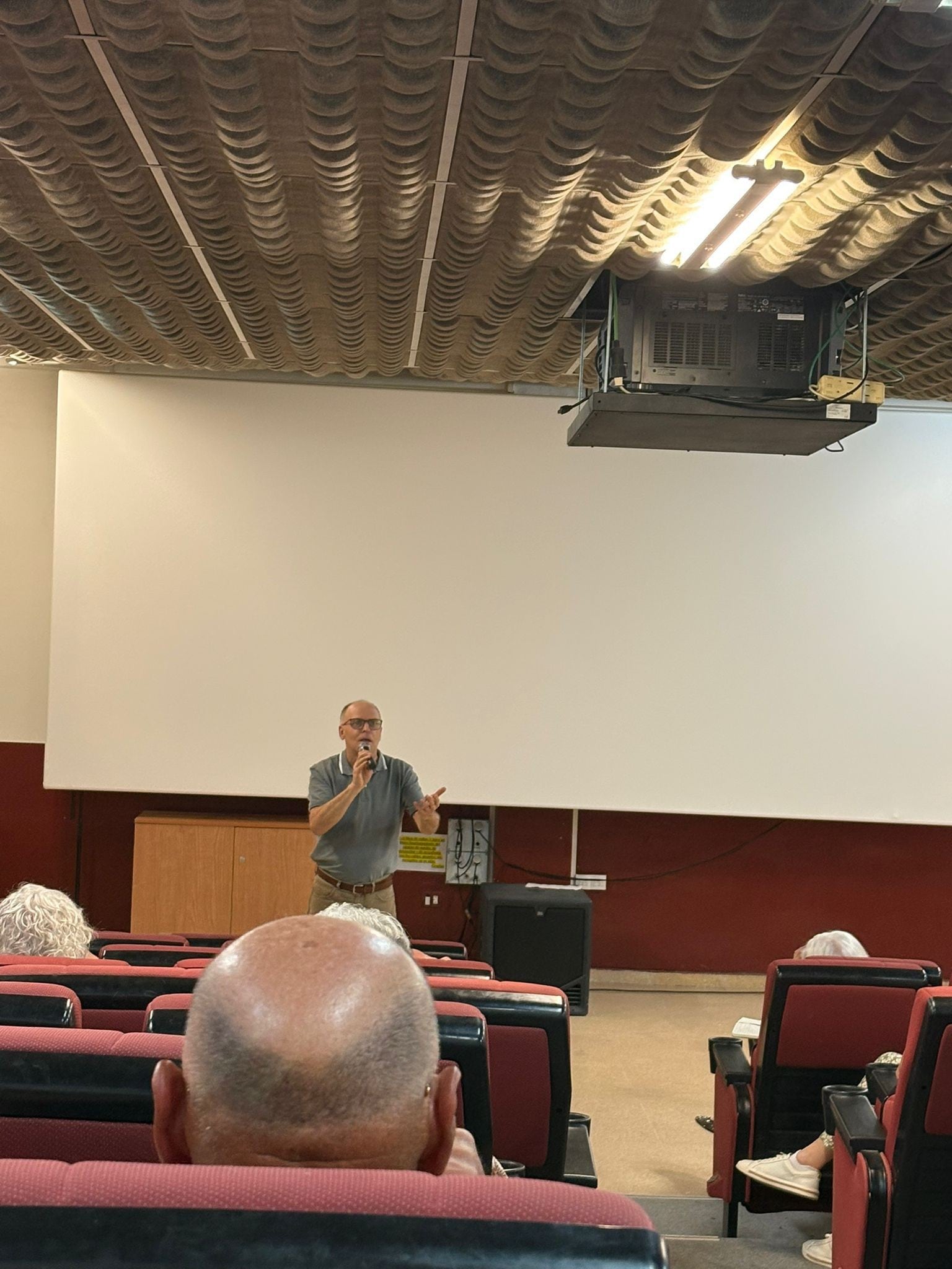 Imagen de la charla coloquio sobre La Tierra en los pies