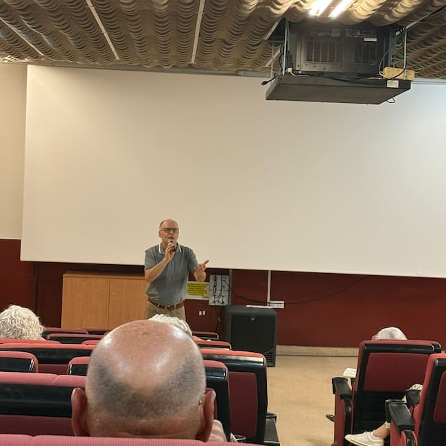 Imagen de la charla coloquio sobre La Tierra en los pies