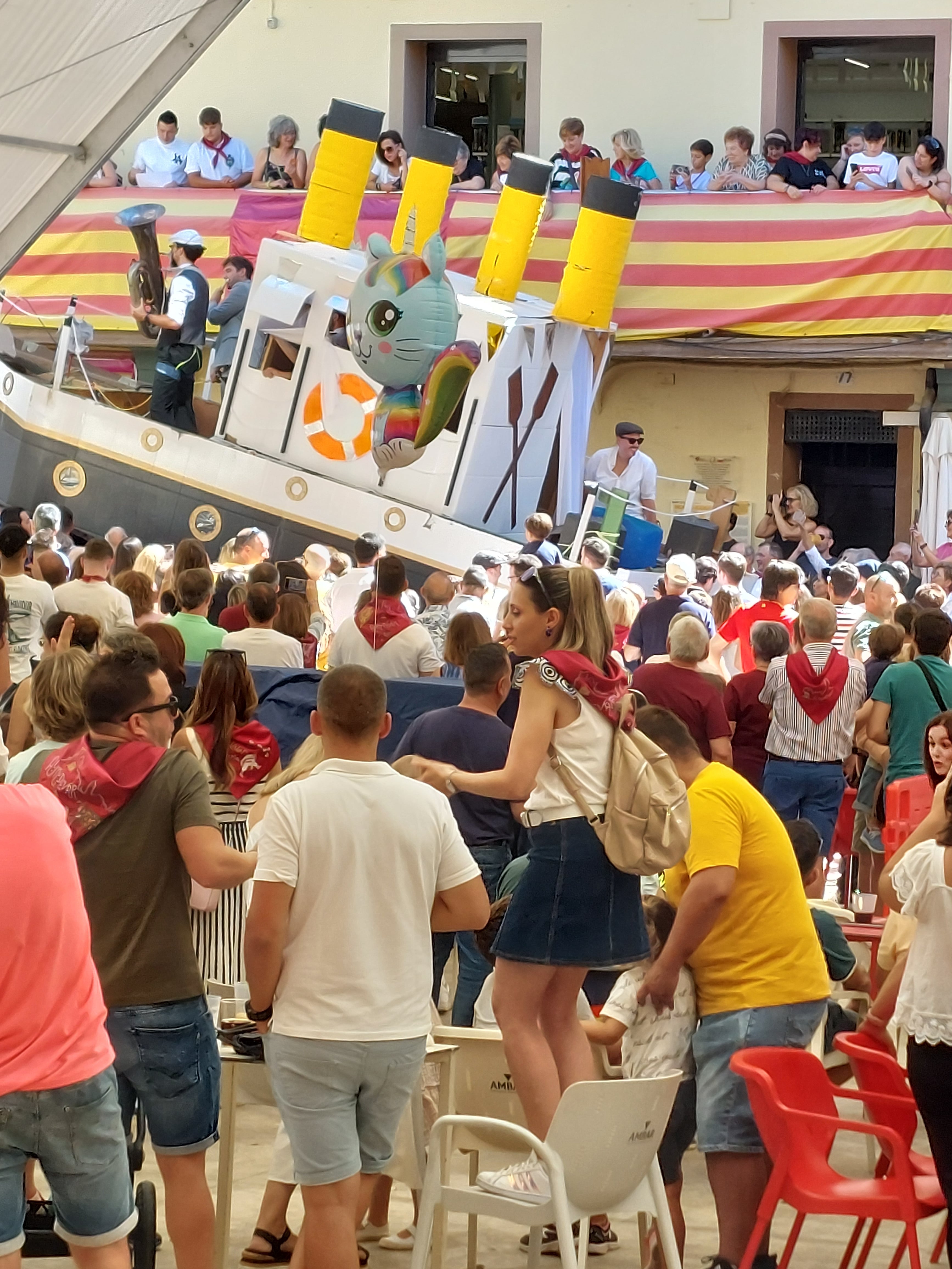 Las fiestas de Almudévar ha comenzado con el desfile de carrozas y un gran ambiente