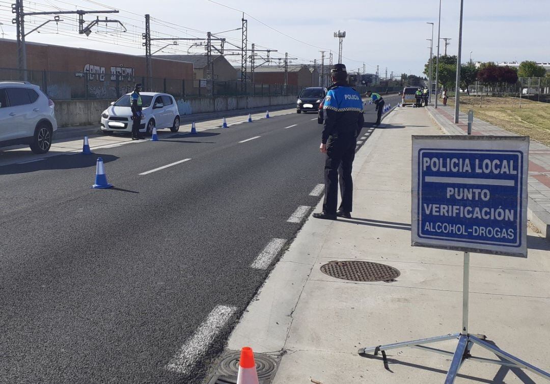 Policía Local de Palencia en un control de detección de drogas en la conducción