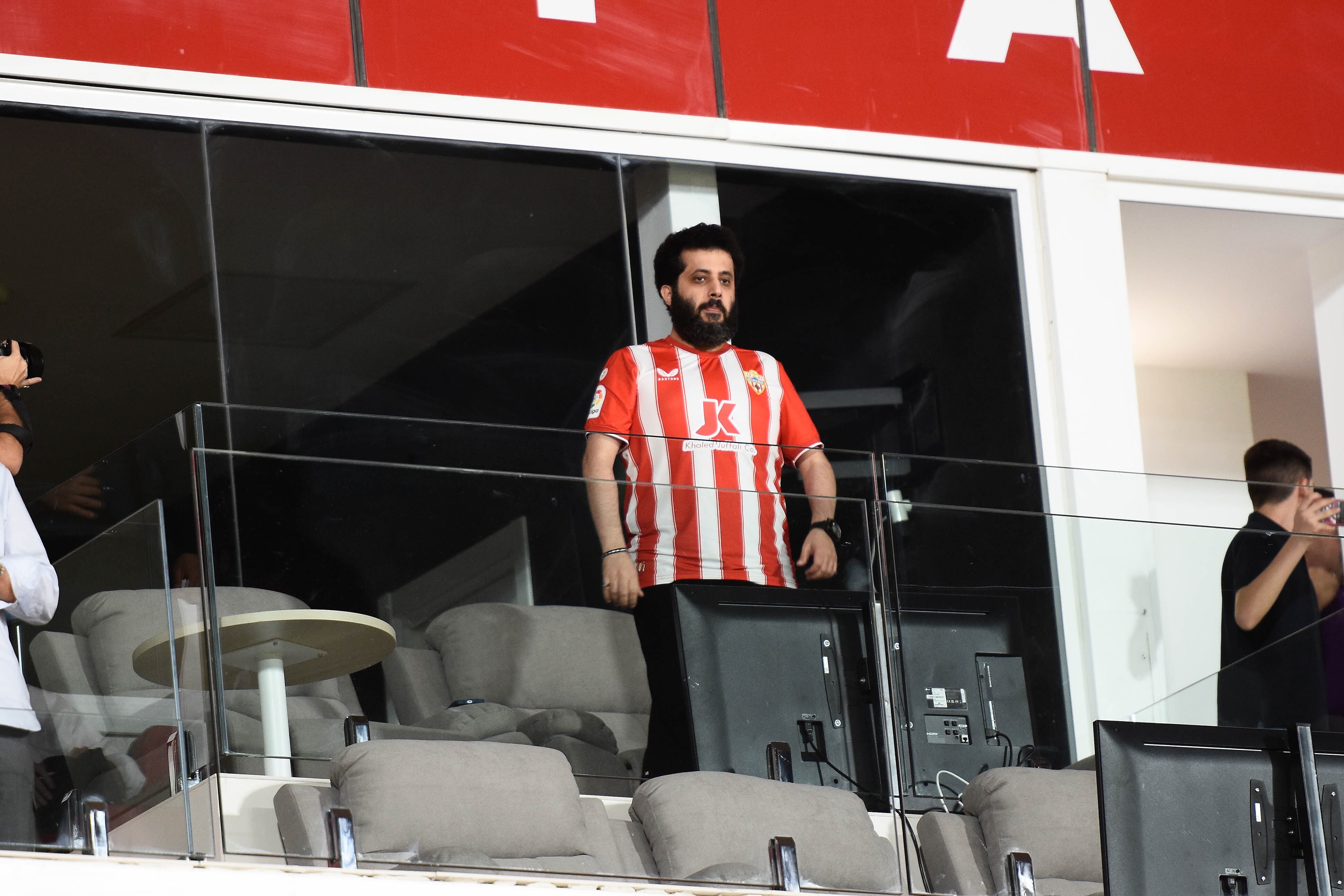 Turki siguiendo desde el palco el Almería-Sevilla.