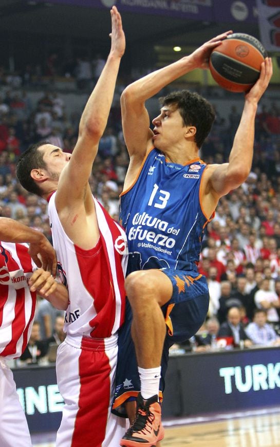 KOC03 BELGRADO (SERBIA), 30/10/2014.- Nikola Kalinic (i), del Estrella Roja, en acción ante Vladimir Lucic (d), del Valencia Basket, durante el partido de la Euroliga de baloncesto que enfrentó a sus equipos en Belgrado, Serbia, hoy, jueves 30 de octubre de 2014. EFE/Koca Sulejmanovic