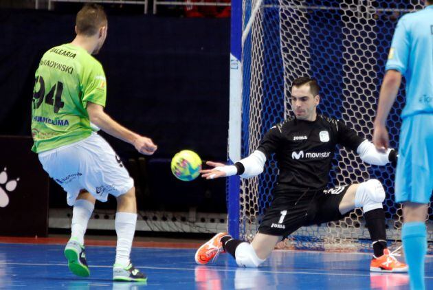 Jesús Herrero para un doble penalti lanzado por Paradynski en la primera parte