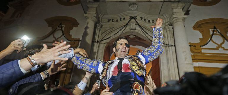 El diestro Juan José Padilla sale por la puerta grande tras cortar tres orejas en la decimoquinta corrida de abono de la Feria de Abril de Sevilla 