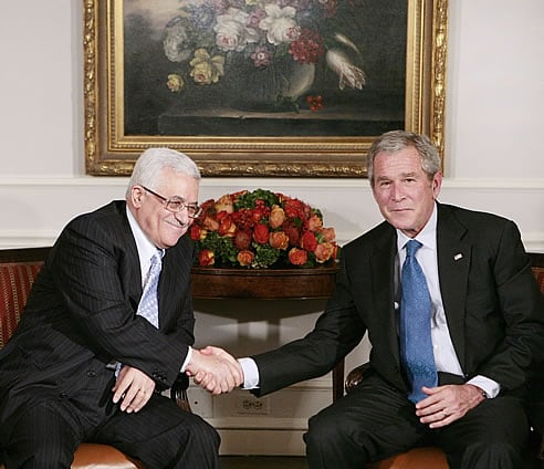 George W. Bush junto el presidente palestino Mahmud Abas