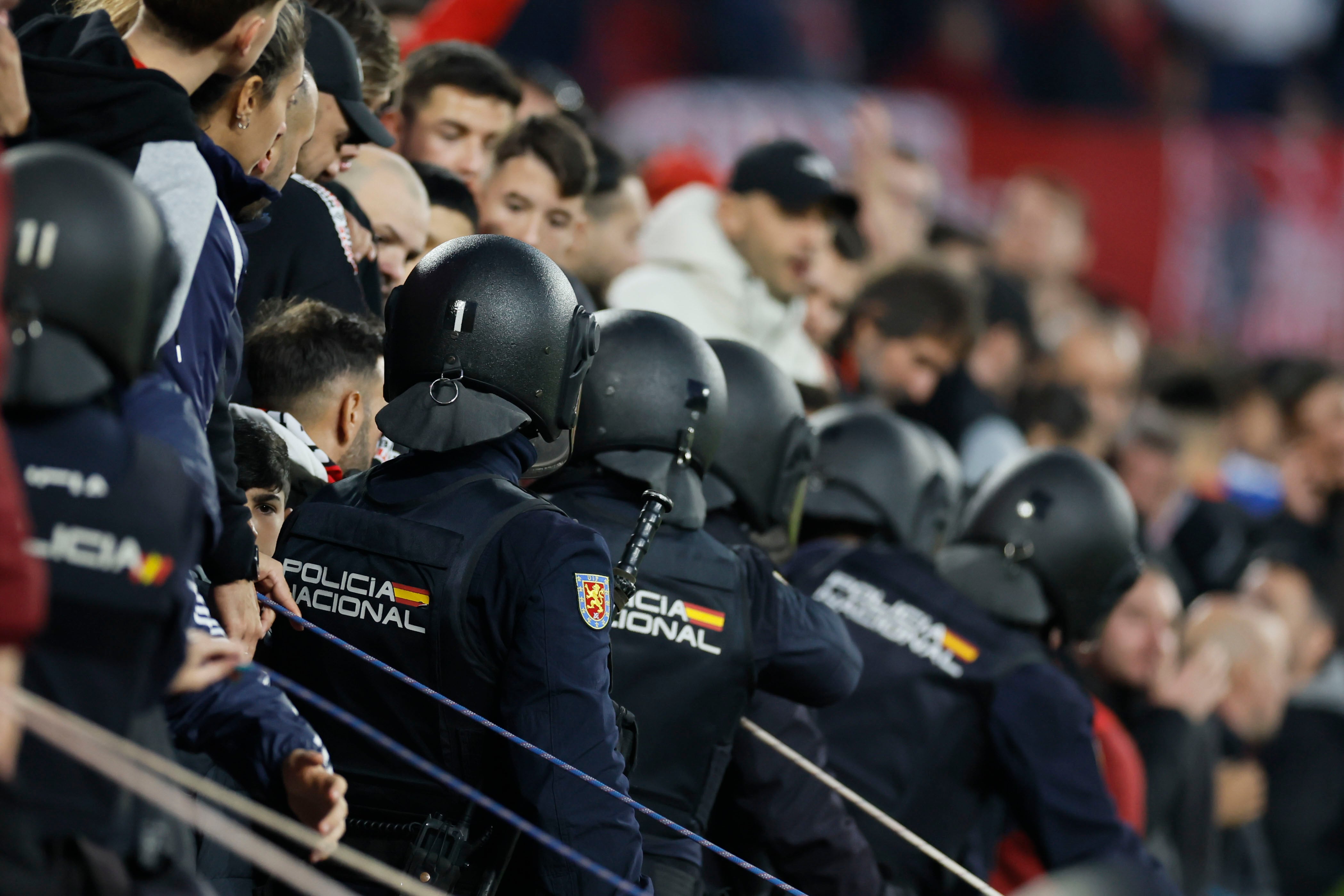 SEVILLA, 30/11/2025.- El partido entre Sevilla y Betis en el Sánchez Pizjuán ha sido aplazado por el arbitro José Luis Munuera en su tramo final por los objetos que han sido arrojados desde la grada. EFE/ José Manuel Vidal

