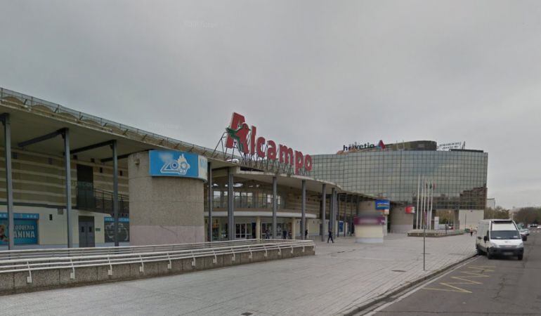 Centro comercial Alcampo de la Ronda del Tamarguillo, donde el cupón de la ONCE ha repartido este jueves 245.000 euros