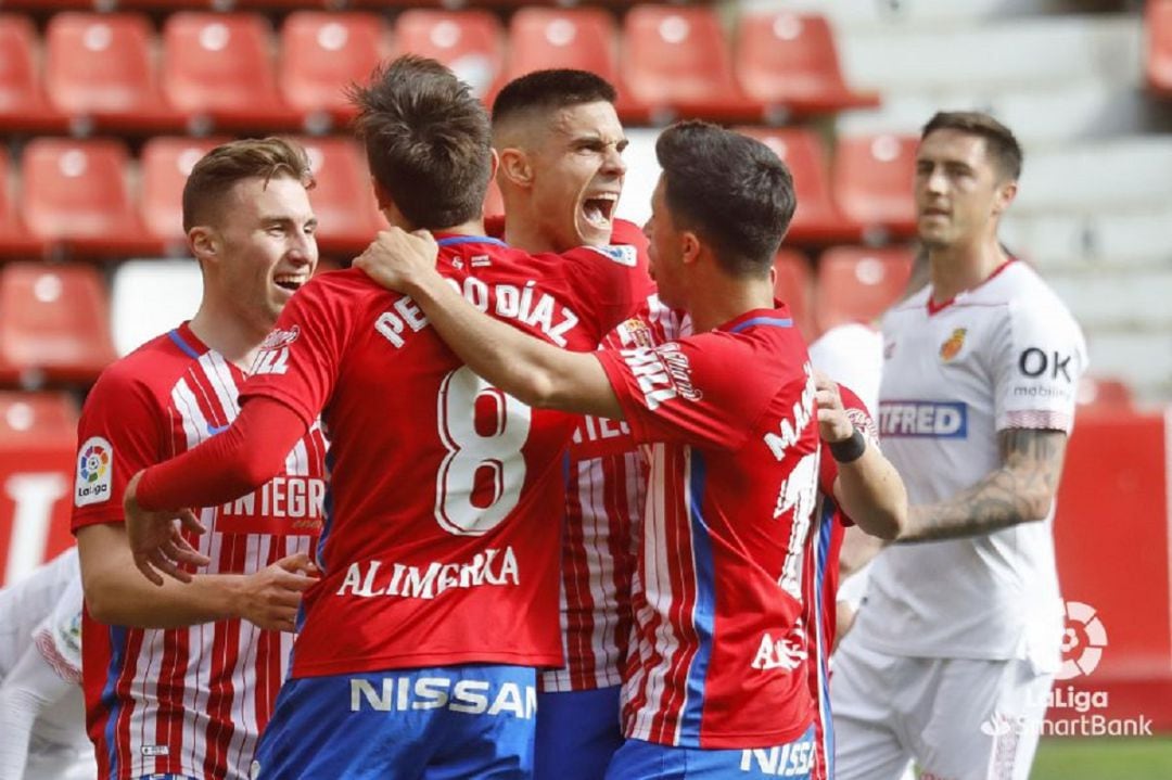 Los jugadores del Sporting celebra el gol de Djurdjevic.